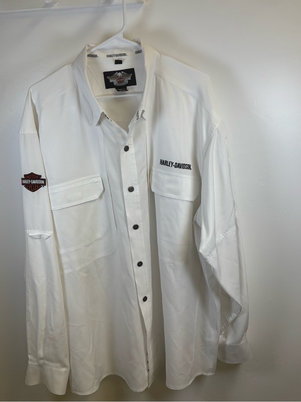 HARLEY DAVIDSON SHIRT  MEN XXL
WHITE  LONG SLEEVES  DRESS SHIRT
100% POLYESTER